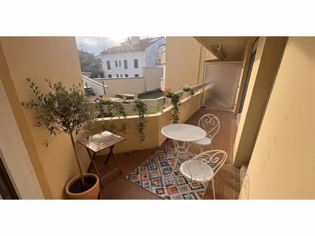 type 2 à biarritz de 50 m² + cave + terrasse + parking