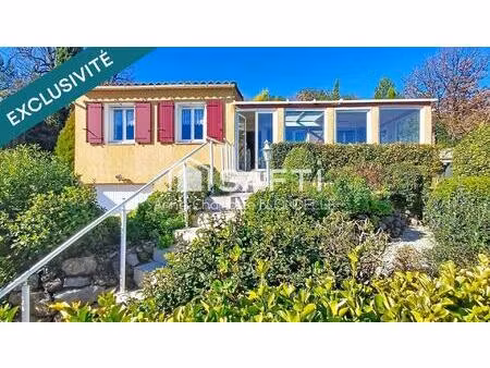 maison de plain pied avec vue dégagée et garage.