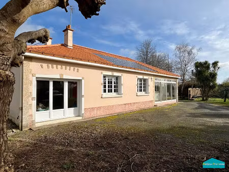 maison familiale de plain-pied sur 5 900 m² avec étang  dépendances et panneaux solaires