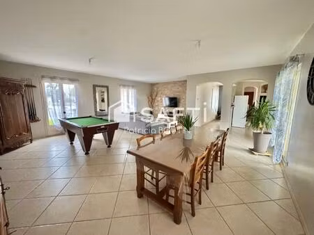 pavillon 3 chambres + 2 bureaux et deux garages a melle