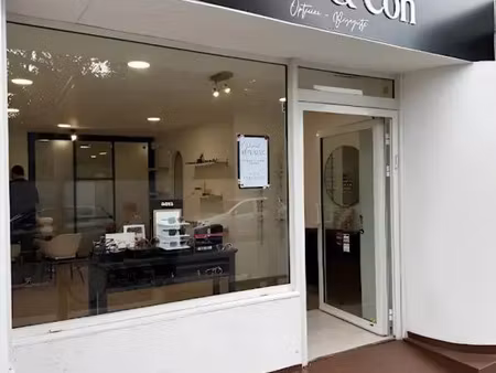 a louer - bordeaux cauderan - local commercial pmr avec vitrine de 60 m²