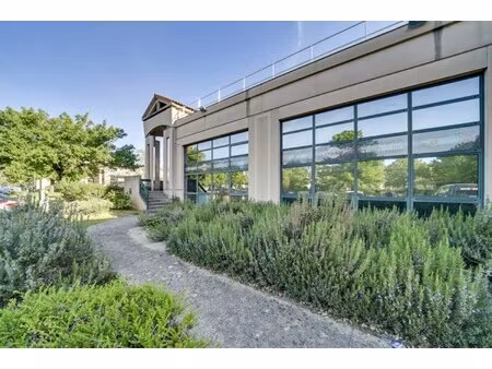 location local professionnel 355m² bron 69500