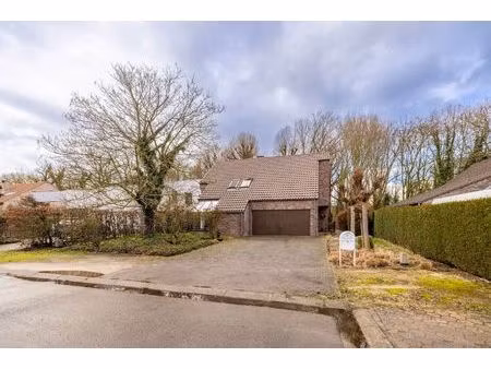 ob met 4 slpk  garage en tuin gelegen in doodlopende straat