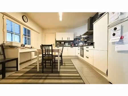 half open gezinswoning  centraal gelegen  met 3 slaapkamers!