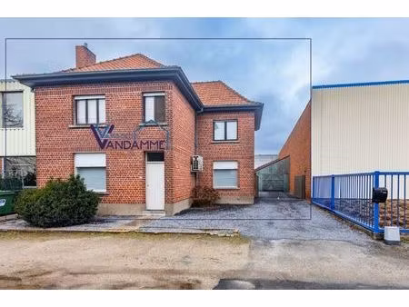 halfopen bebouwing met 3 slaakamers  grote garage en tuin op 510m².