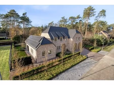 ruim ingedeelde en kwalitatief afgewerkte villa op een mooi perceel met naastgelegen bouwg