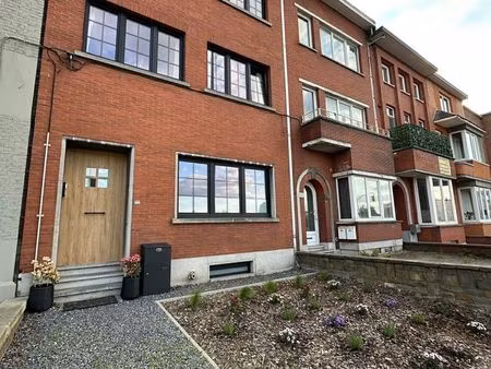 volledig gerenoveerde stadswoning met 4 slpks  2 badk. en privéparking.