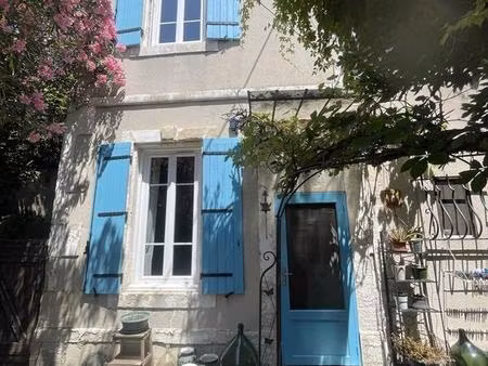 à 25kms d'arles  maison en pierre avec terrasse et petit jardin