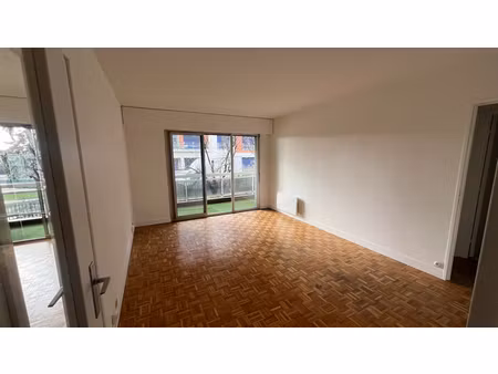 appartement 2 pièces-balcon dans belle résidence  avec cave et garage