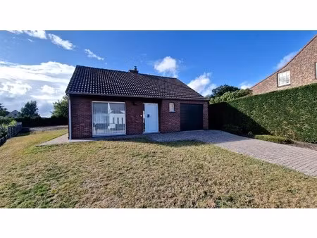 open bebouwing met ruime tuin en garage