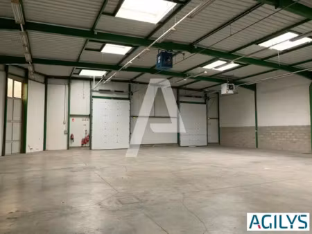 a louer - au sein du parc de l'esplanade  1700m² d'entrepôt avec 300m² de bureaux en r+1. 