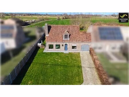 halfopen bebouwing met 3 slaapkamers op 1358 m2  terras en ruime tuin te adegem