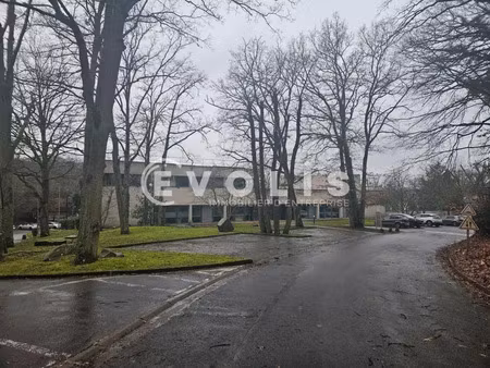 bureaux au sein d'un parc arboré et sécurisé