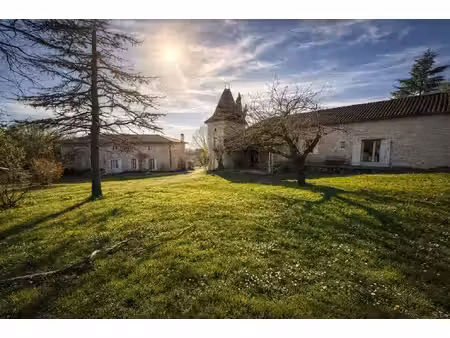 propriété de caractère en pierre avec vue et lac