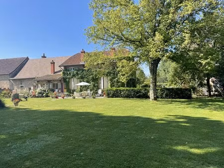 propriété de charme en pierre  193 m² habitables avec dépendances et terrain arboré