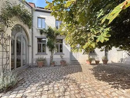 propriété originale +/-600m² sur 26 53ares garages piscine