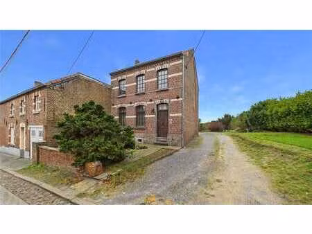 spacieuse maison avec beau potentiel