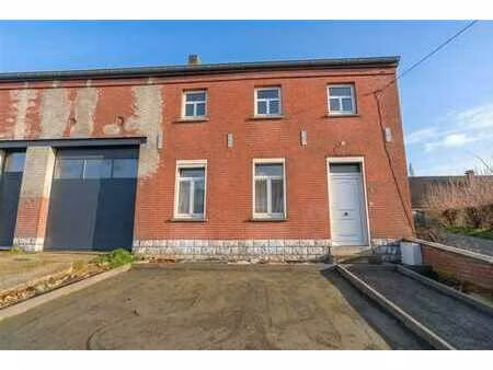 option - jardin avec vue sur champs et intérieur rénové