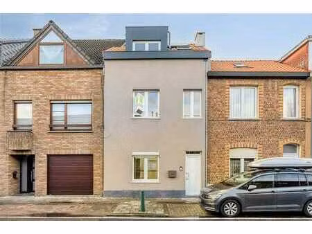 maison rénovée avec 4 chambres et jardin.