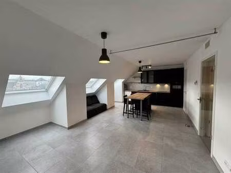 superbe studio de +/- 45 m² en face de la gare