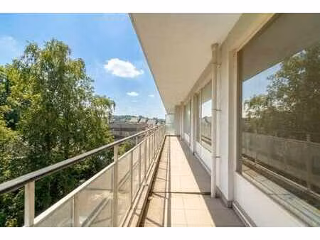 uccle : 2 ch. à rénover avec terrasse et vue parc