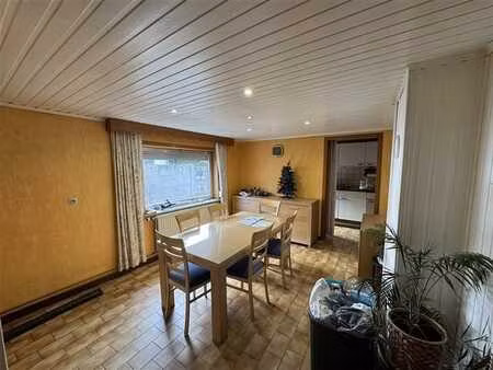 bonne maison d’habitation avec garage dans une rue paisible