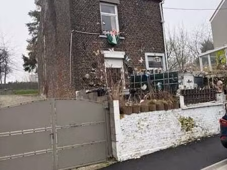 maison d'habitation à rénover entièrement avec jardin