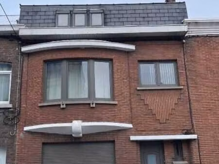 agreable maison avec jardin et garage  idealement situee