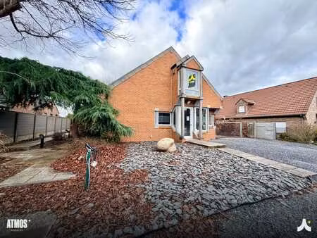 belle villa avec partie professionnelle idéalement située :