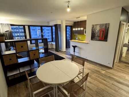 superbe app. 2 chambres rénové-meublé (bd. d'avroy - 100m²)