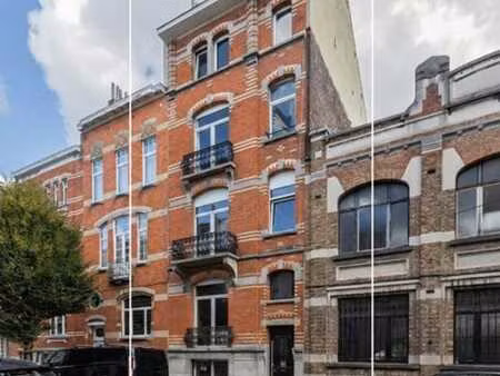 tour&taxi  duplex entierement rénové 2ch.+ terrasse +jardin