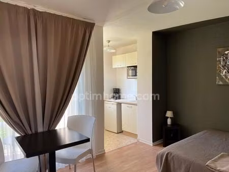 proximité immédiate de honfleur - appartement de type t1 bis - 21 m2 environ - plain pied.