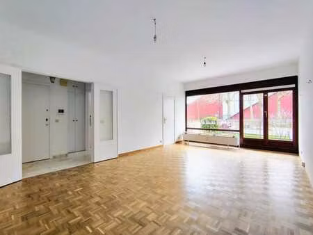 à proximité à proximité de la place dumon (métro stockel)