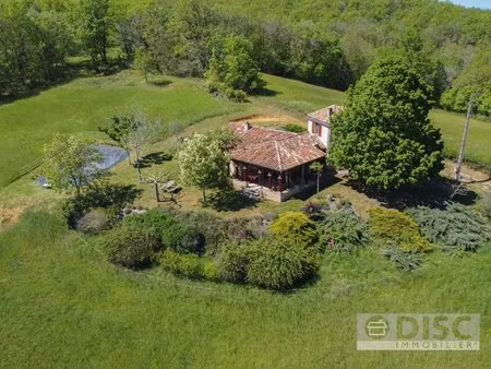 belle maison avec magnifiques vues et plus de 4 hectares.