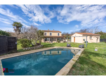 villa 5 pièces avec piscine au coeur du lherm.