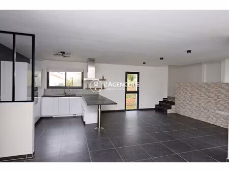 maison récente avec piscine et jardin