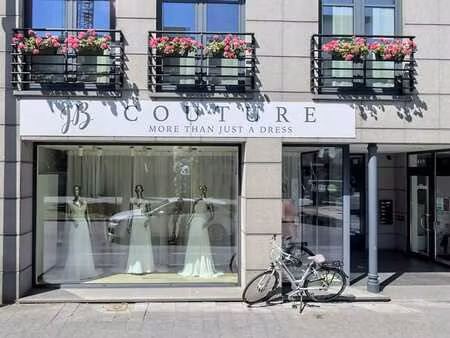 bâtiment commercial prêt à emménager de 170 m² avec parking