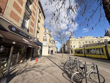 hypercentre : dernier étage vue cathédrale