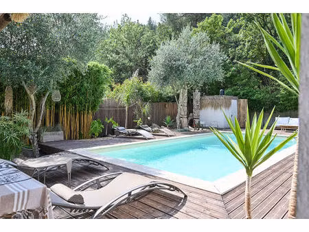 villa t6 de 151 m² de plain pied sur 1000m² de terrain arboré avec une grande piscine à ge