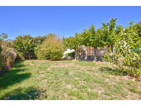 maison de plain pied t4 de 92 m² sur 1000 m² de terrain avec 2 garages et dépendances à ta