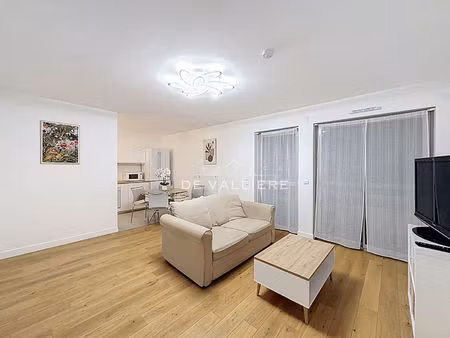 2 pièces meublé avec balcon  situé en plein centre ville à moins de 10min du rer a