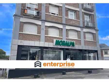 local commercial en angle et en pied d'immeuble d'une surface totale de 226 m2 à vendre