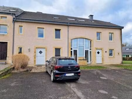 maison 2 ch.  terr.  gge et jardin commun.