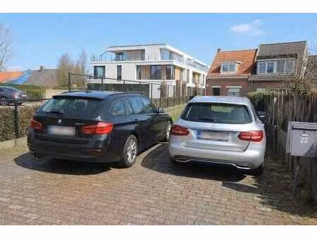 te renoveren woning met parking en tuin