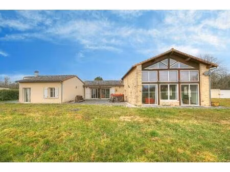 maison en pierre avec mason d'ami et terrain de 9 000m2