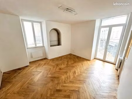 à louer - t2 de 55 m2 rénové à neuf