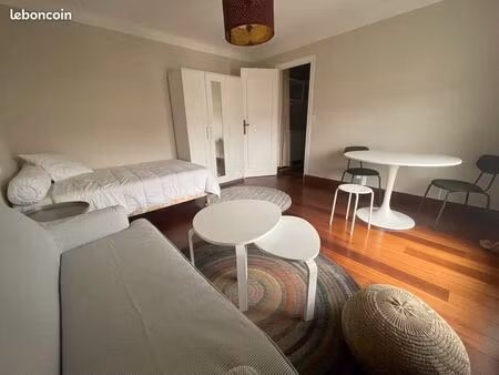 t1 bis meublé à l’année – centre ustaritz – 1 place parking privé