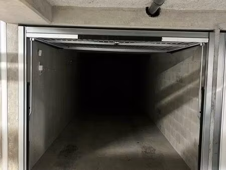 a louer garage box double fermé pour 2 voitures