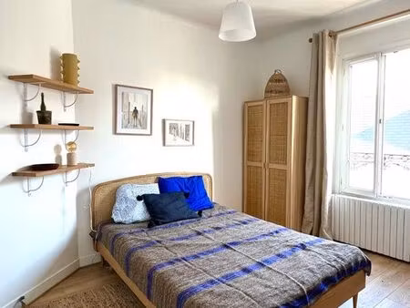 apparemment aux vallées au pied de commerces et transports