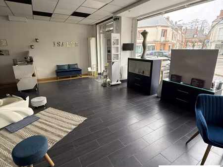 l'agence du chateau vous propose un suberbe pas de porte en plei